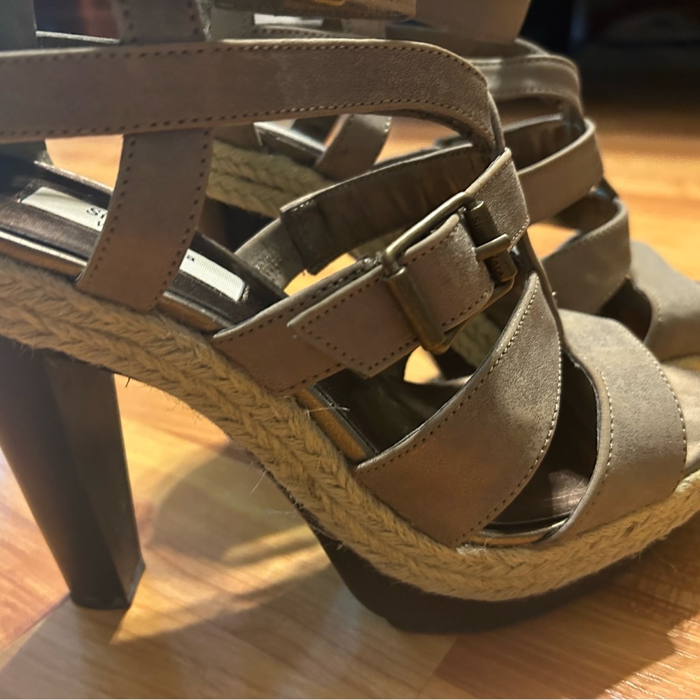 Simply Vera Wang Sandal Size 8